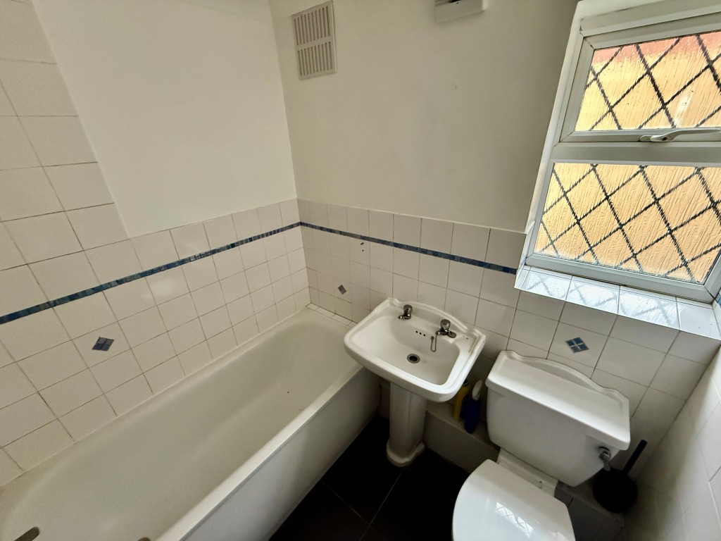 Lot: 48 - MIXED-USE INVESTMENT IN TOWN CENTRE - Flat 1 - Bathroom with W.C.